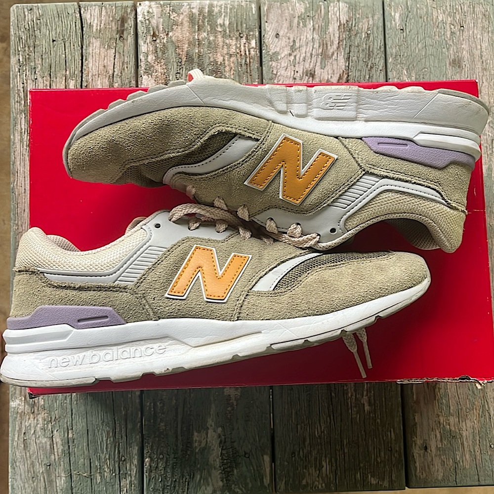 Women’s Size 10 New Balance 997H Retro Sneakers in Sage Green